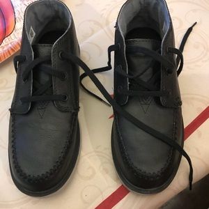 Chukka Toms black youth size 4 boots